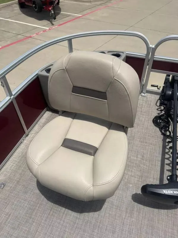 Slide: The Image of Tracker Bass Buggy 18DLX 2023 - 18