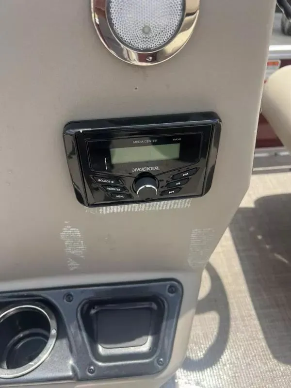 Slide: The Image of Tracker Bass Buggy 18DLX 2023 - 25