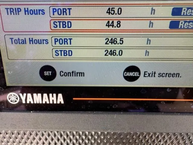 Slide: The Image of Display screen showing engine hours for a 2018 Wellcraft 302 Fisherman boat. - 25