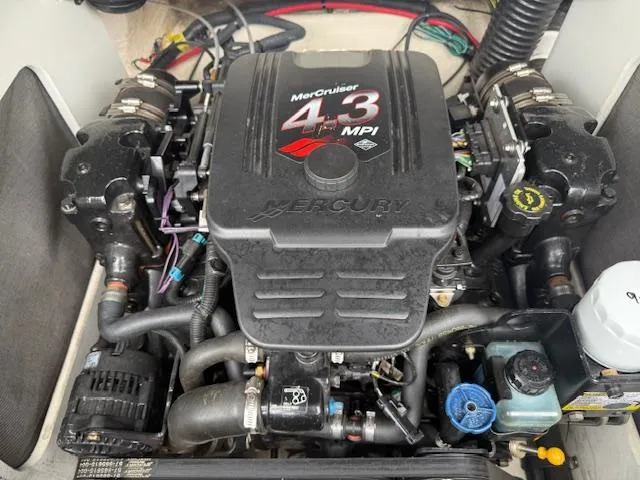 Slide: The Image of Engine of 2005 Sea Ray 200 Sport with MerCruiser 4.3 MPI. - 18