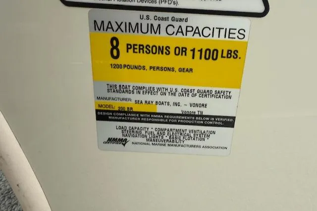 Slide: The Image of 2005 Sea Ray 200 Sport capacity label: 8 persons or 1100 lbs maximum. - 5