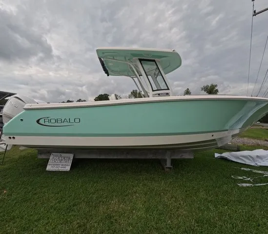 The Image of Robalo Center Console R250 In Stock 2026 - 1