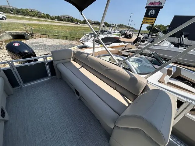 Slide: The Image of Avalon VLS Quad Lounge 21 FT 2025 - 11