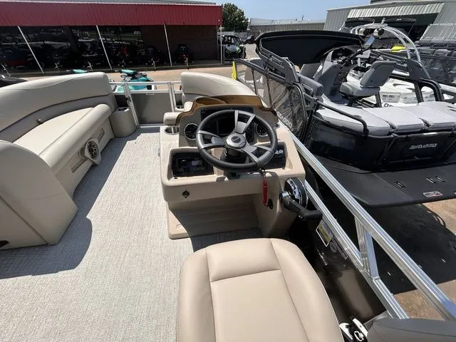 Slide: The Image of Avalon VLS Quad Lounge 21 FT 2025 - 14