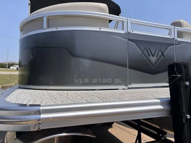 Slide: The Image of Avalon VLS Quad Lounge 21 FT 2025 - 7