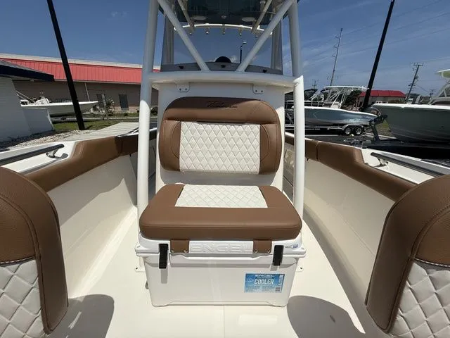 Slide: The Image of Pioneer 202 Sportfish 2025 - 14