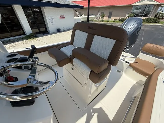 Slide: The Image of Pioneer 202 Sportfish 2025 - 9