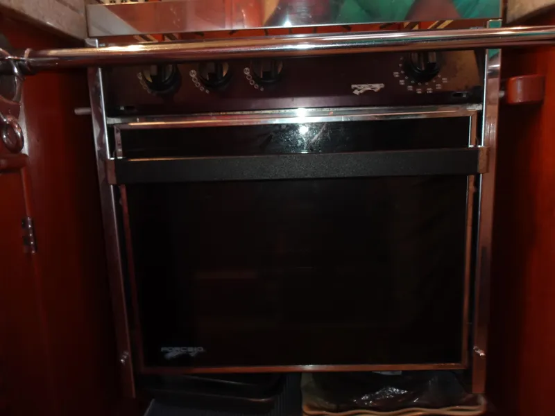 Slide: The Image of 3 burner stove top with oven force 10 - 16