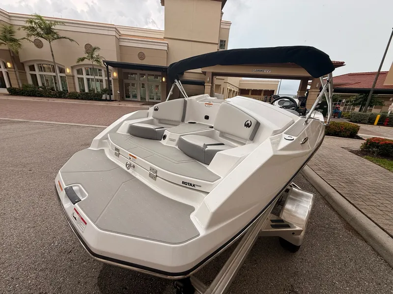 Slide: The Image of Scarab 165 SE 2026 - 18