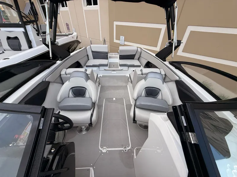 Slide: The Image of Scarab 255 SE 2025 - 12