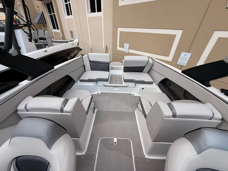 Slide: The Image of Scarab 255 SE 2025 - 13