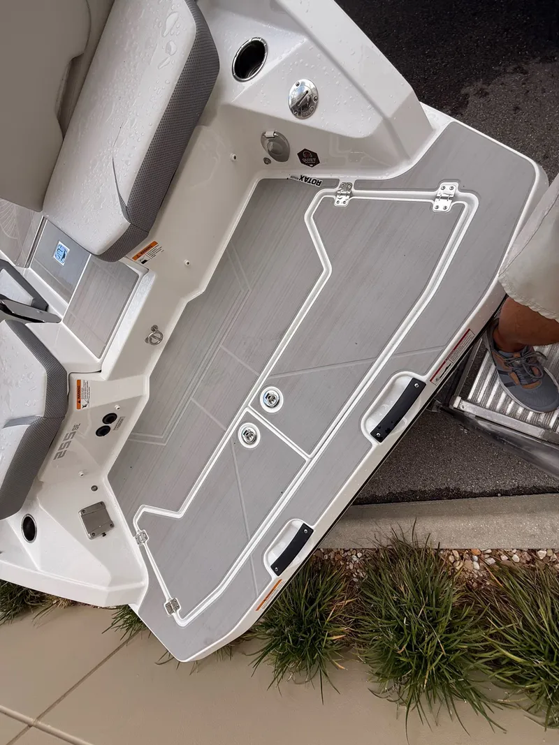 Slide: The Image of Scarab 255 SE 2025 - 14