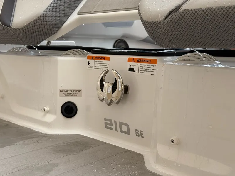 Slide: The Image of Scarab 255 SE 2025 - 15