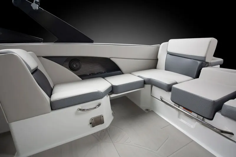 Slide: The Image of Scarab 255 SE 2025 - 23