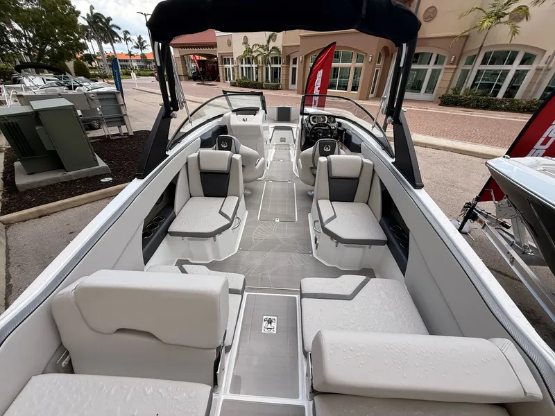 Slide: The Image of Scarab 255 SE 2025 - 7