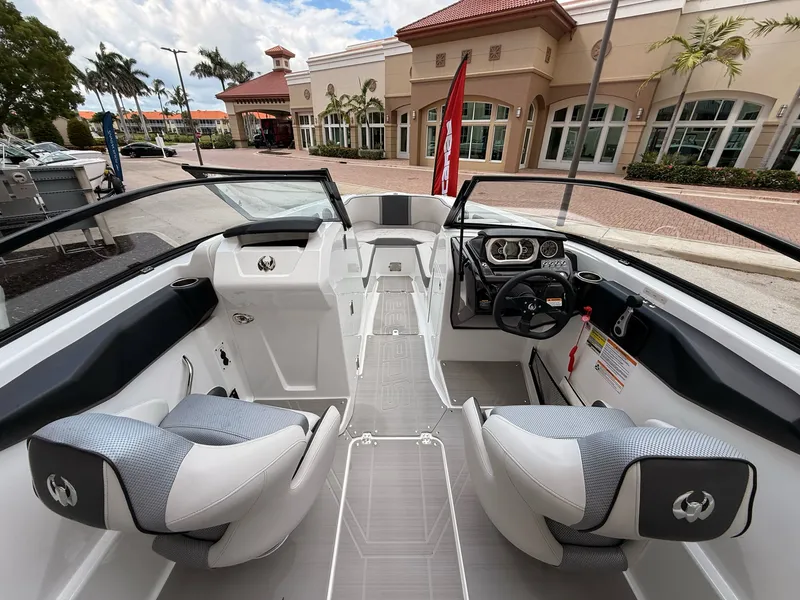 Slide: The Image of Scarab 255 SE 2025 - 8