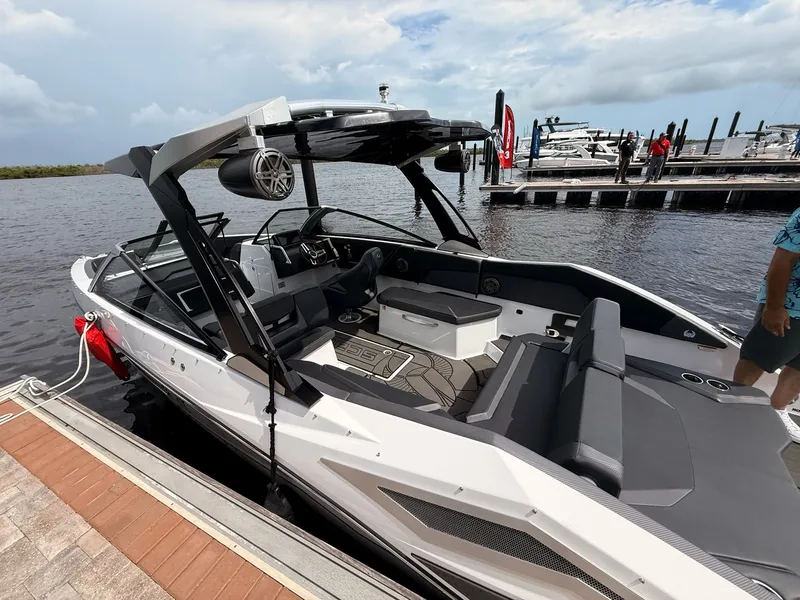 Slide: The Image of Scarab 285 LX 2025 - 8