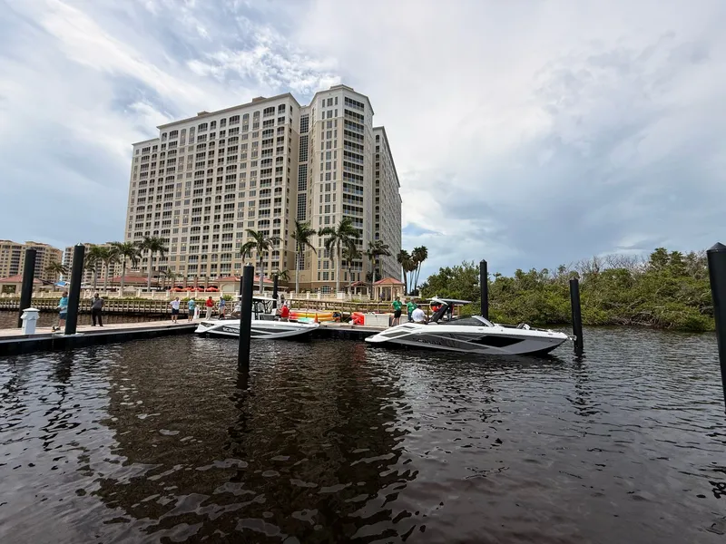 Slide: The Image of Scarab 285 LX 2025 - 9