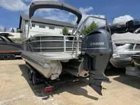 Slide: The Image of 2025 Bennington 25 SXSR pontoon boat with Yamaha outboard motor, parked on a trailer. - 6