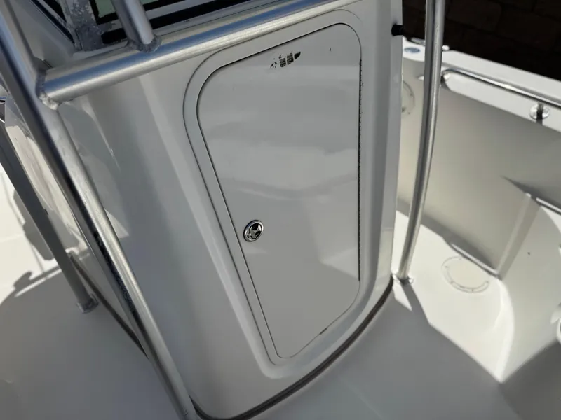 Slide: The Image of Bayliner 2503 Trophy Center Console 2006, white storage compartment with metal railing. - 11