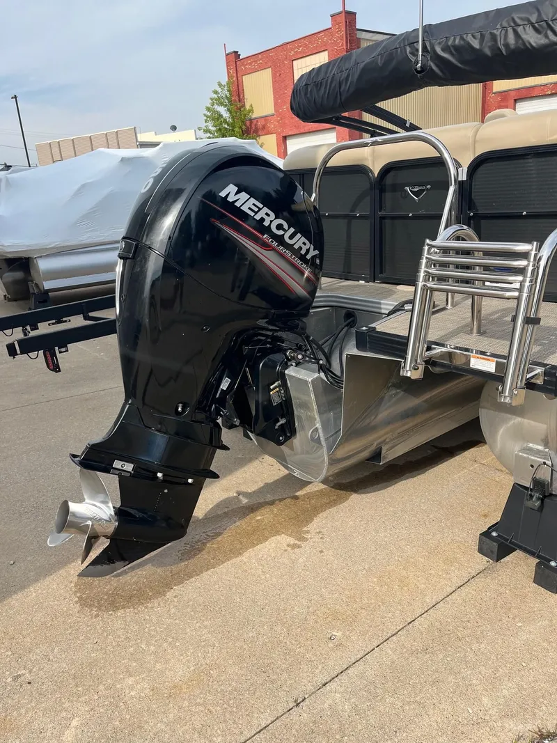 Slide: The Image of 2018 Manitou 23 Oasis RF VP pontoon boat with Mercury outboard motor. - 10