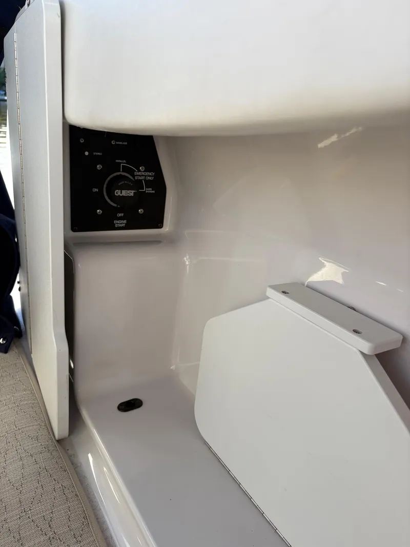 Slide: The Image of Four Winns 268 Vista 2005 - 25