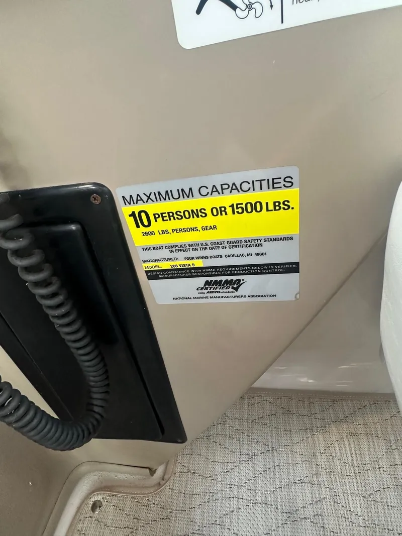 Slide: The Image of Four Winns 268 Vista 2005 - 28