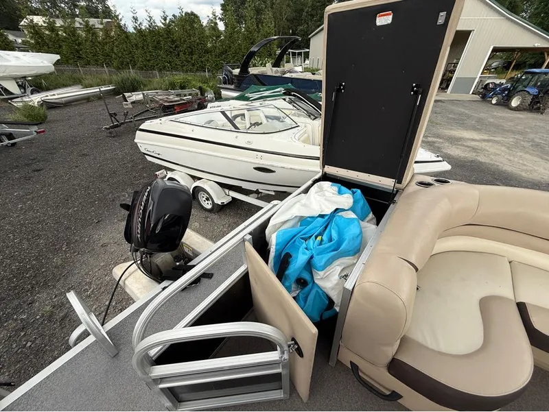 Slide: The Image of Sun Tracker Party Barge 20 DLX 2016 - 10