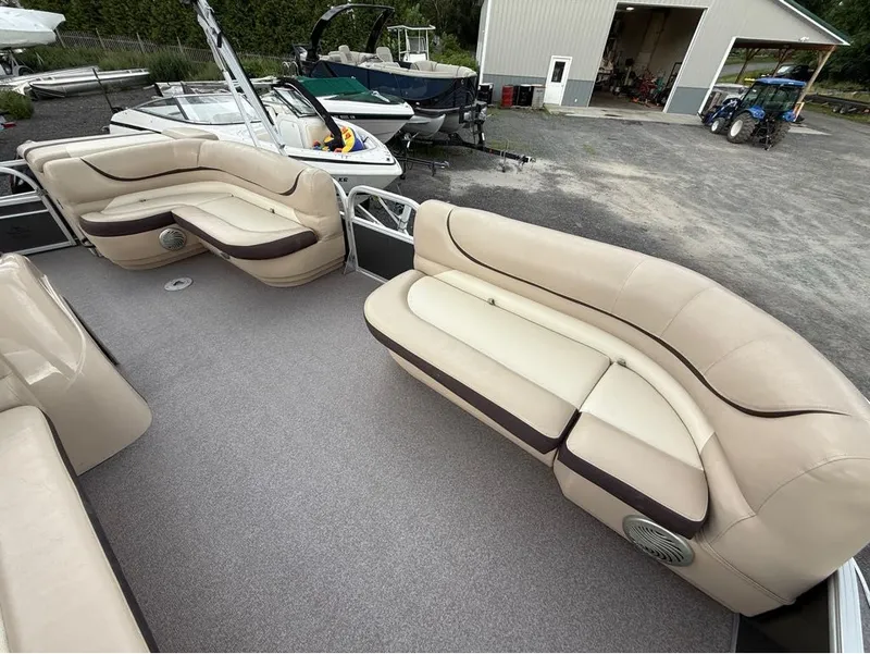 Slide: The Image of Sun Tracker Party Barge 20 DLX 2016 - 11