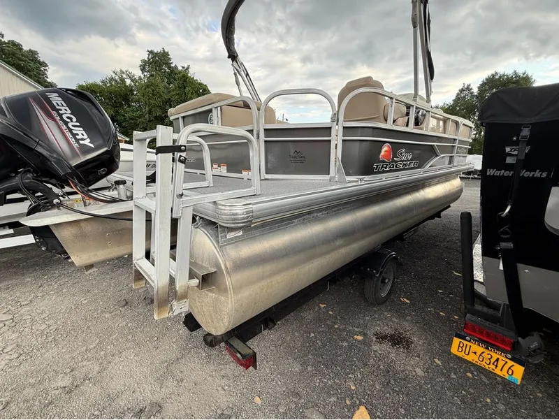 Slide: The Image of Sun Tracker Party Barge 20 DLX 2016 - 14