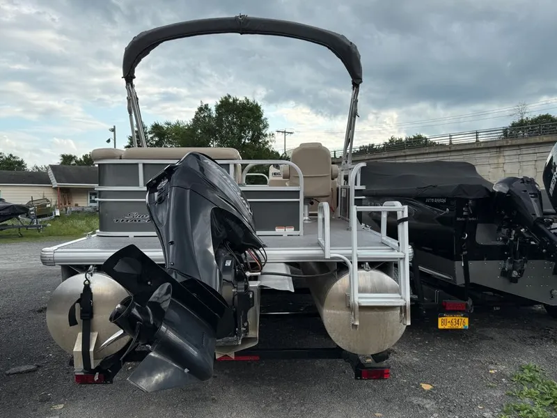 Slide: The Image of Sun Tracker Party Barge 20 DLX 2016 - 15