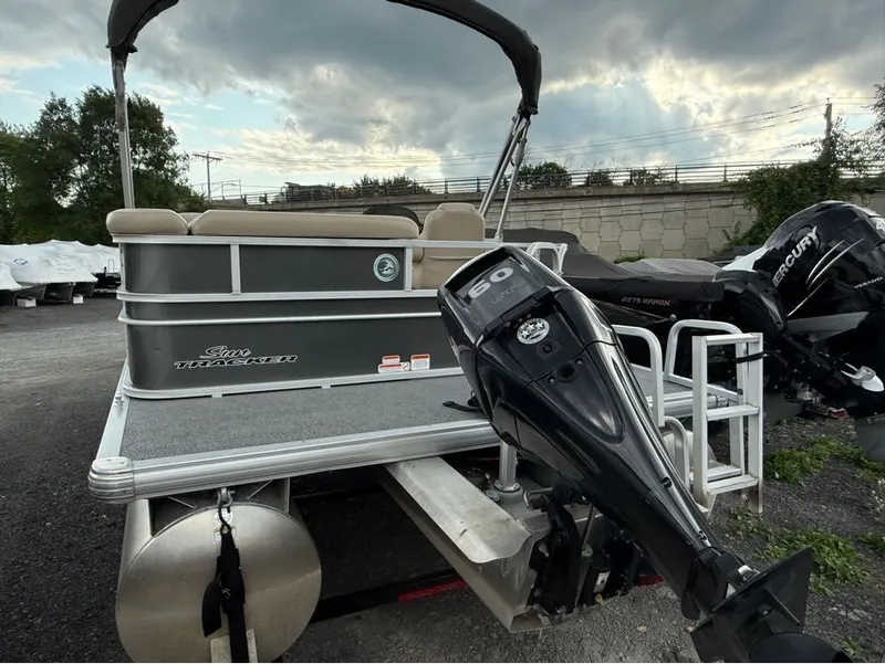 Slide: The Image of Sun Tracker Party Barge 20 DLX 2016 - 4