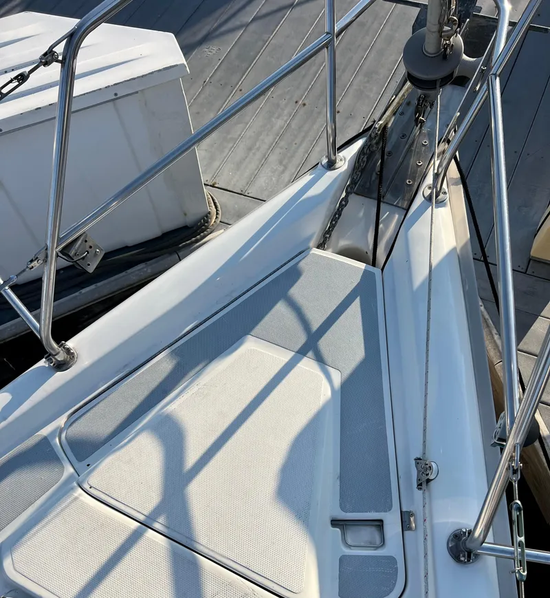 Slide: The Image of Deck of a 1995 Hunter 29.5 sailboat with stainless steel railings. - 19