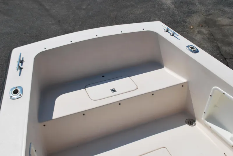 Slide: The Image of 2001 Atlas Boat Works Pompano 21 deck with storage compartment and cleats. - 5