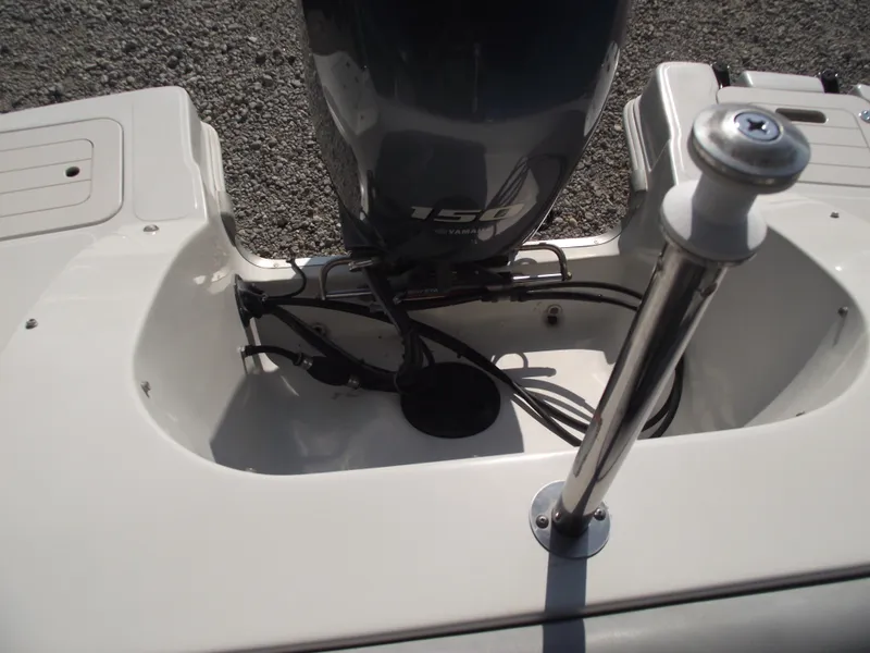 Slide: The Image of 2015 Starcraft Limited 2000 OB Fish boat with Yamaha 150 engine. - 27