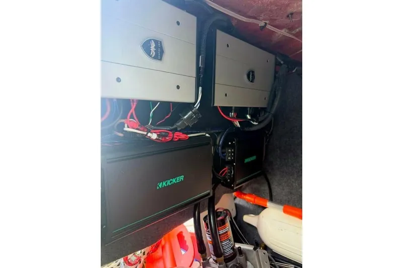 Slide: The Image of Safety instructions label on Yamaha Boats 255XD 2021 hitch pin assembly. - 54