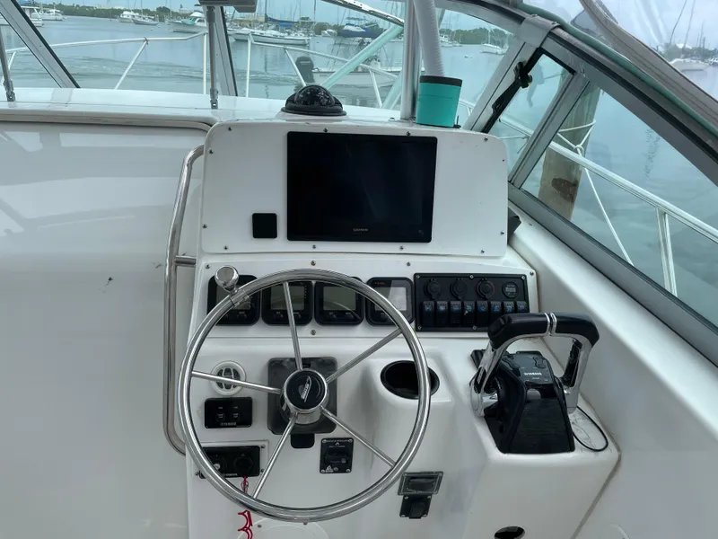 Slide: The Image of Helm of Boston Whaler 28 Conquest, year 2000. - 7