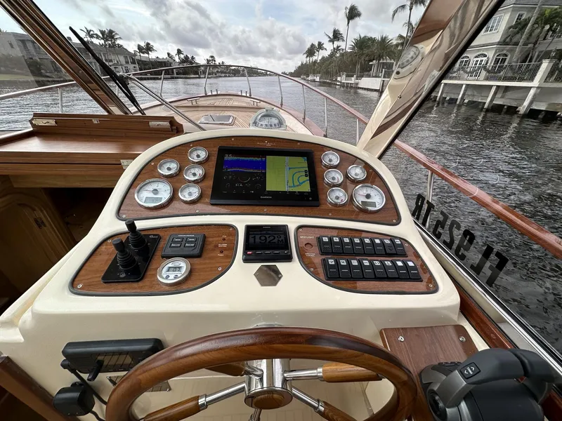 Slide: The Image of Fratelli Aprea Sorrento Cabinatto 32, 2023 model, boat dashboard with navigation system. - 14