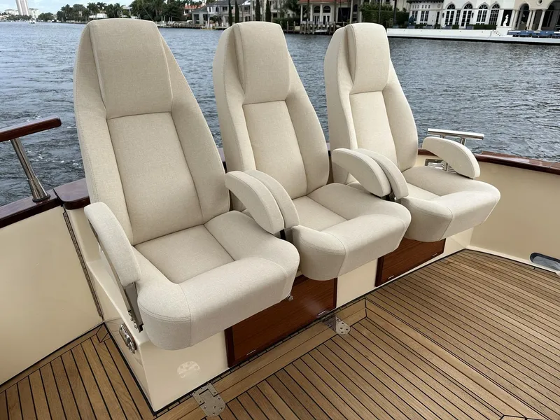 Slide: The Image of Three beige captain's chairs on the 2023 Fratelli Aprea Sorrento Cabinatto 32 boat. - 18