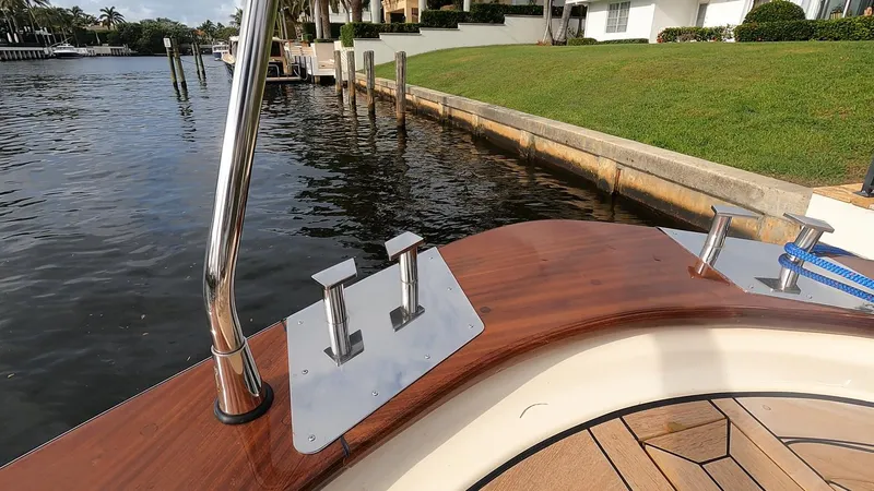 Slide: The Image of Fratelli Aprea Sorrento Cabinatto 32 (2023) docked by a waterfront property. - 47