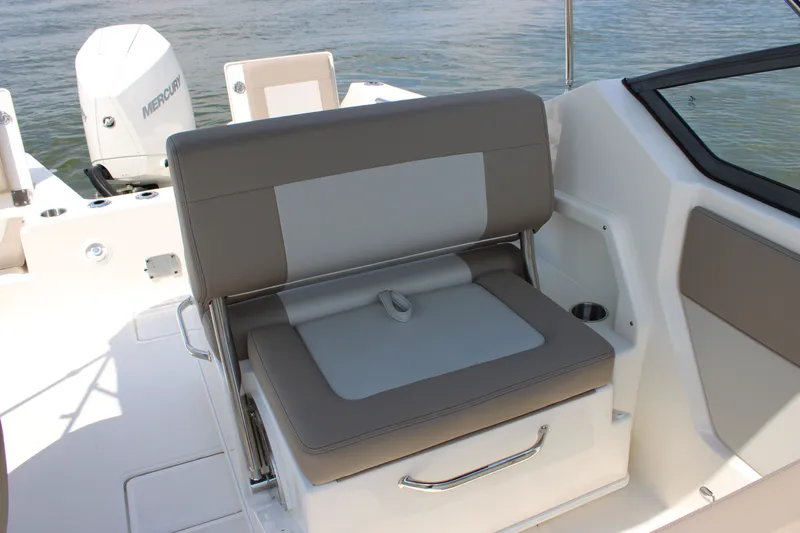 Slide: The Image of Boston Whaler 210 Vantage 2026 - 32