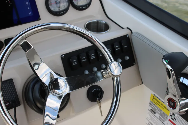 Slide: The Image of Boston Whaler 210 Vantage 2026 - 45