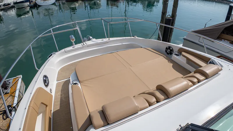 Slide: The Image of Sea Ray Sundancer 320 2019 - 50
