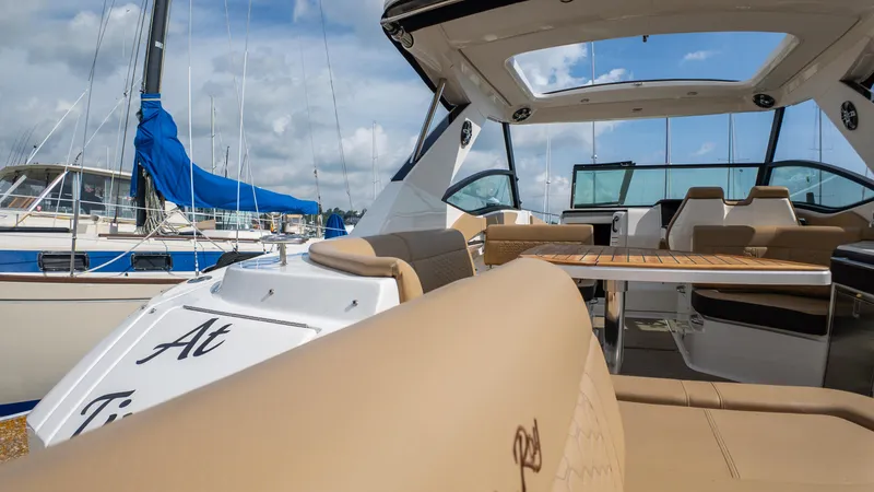 Slide: The Image of Sea Ray Sundancer 320 2019 - 56