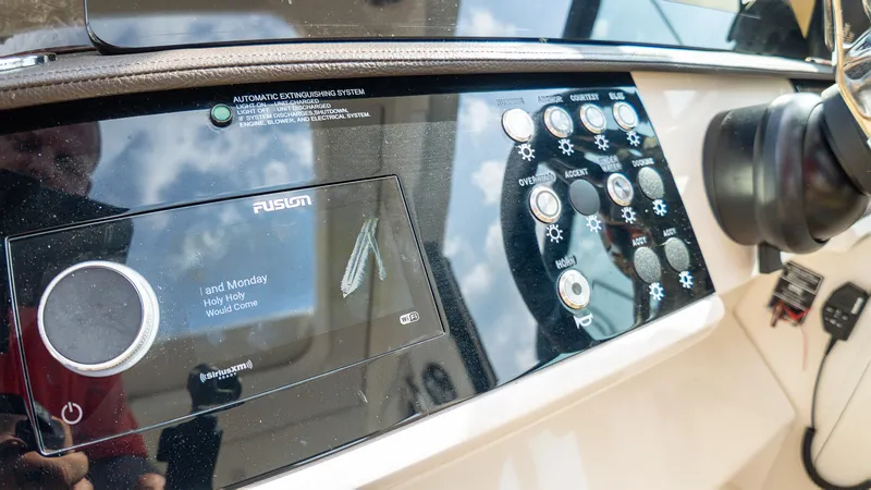 Slide: The Image of Sea Ray Sundancer 320 2019 - 59