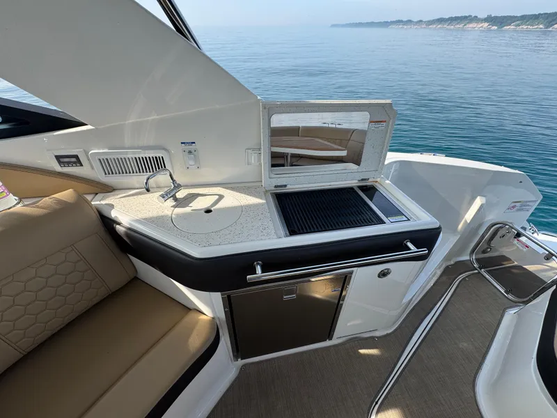 Slide: The Image of Sea Ray Sundancer 320 2019 - 65