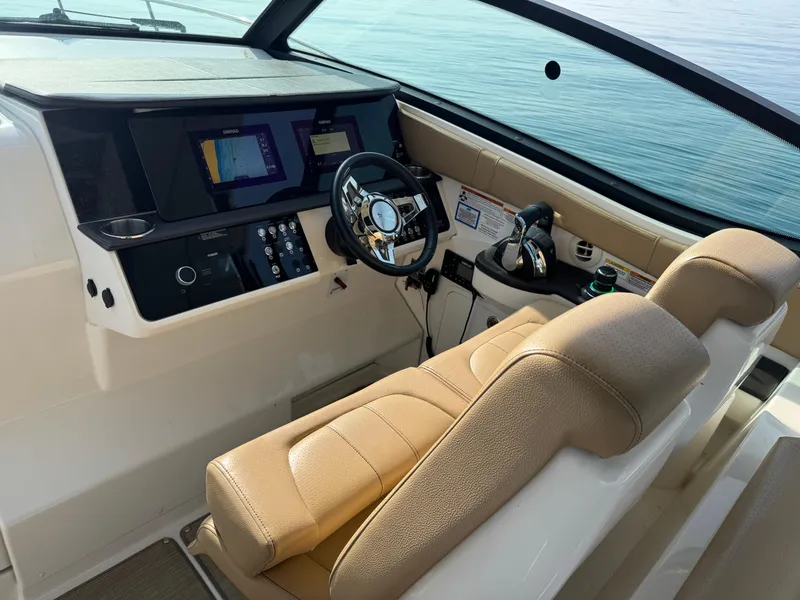 Slide: The Image of Sea Ray Sundancer 320 2019 - 66