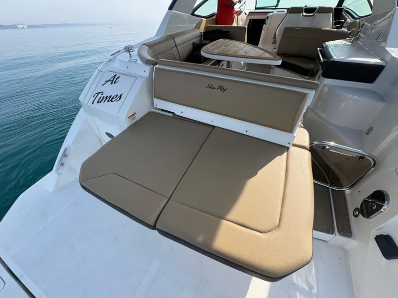 Slide: The Image of Sea Ray Sundancer 320 2019 - 69