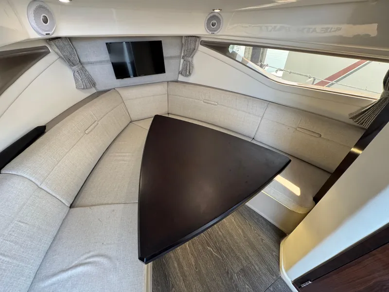 Slide: The Image of Sea Ray Sundancer 320 2019 - 73