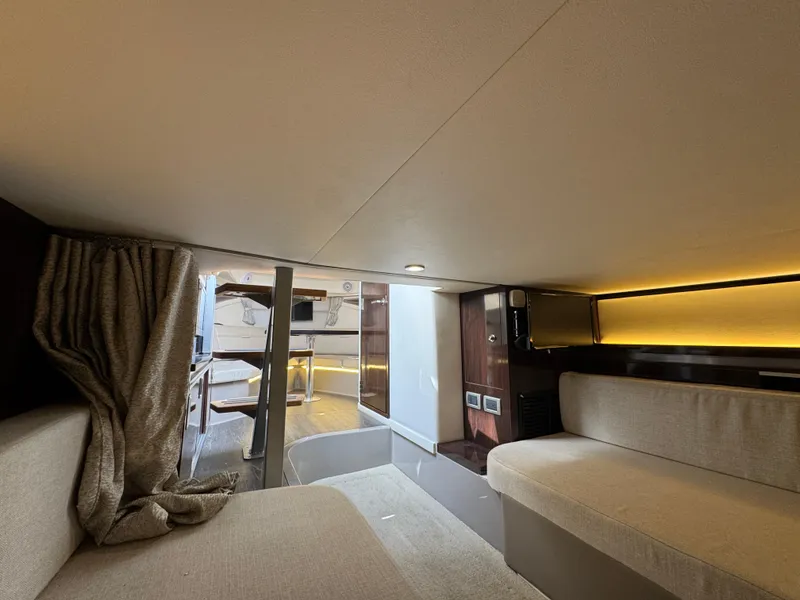 Slide: The Image of Sea Ray Sundancer 320 2019 - 75